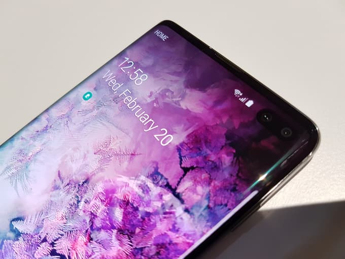 Prednji kameri v dynamic AMOLED zaslonu.