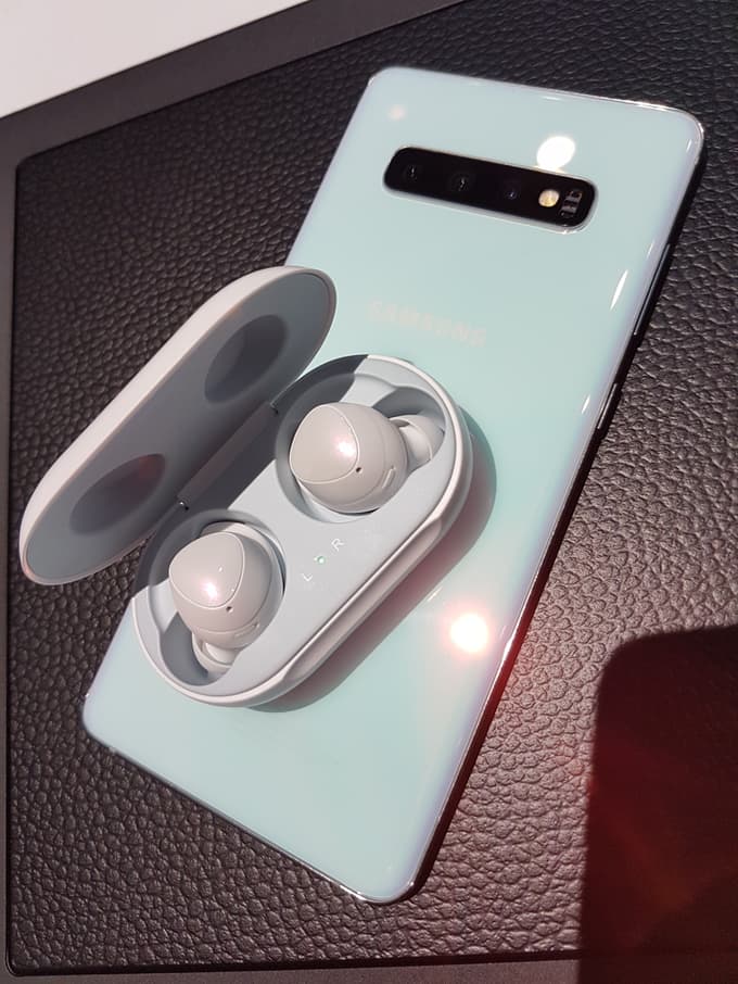 Modele Galaxy S10 je mogoče uporabiti tudi kot polnilec za druge naprave, ki omogočajo brezžično polnjenje. To pomeni druge mobilnike in dodatke, kot so slušalke Galaxy Buds, pametna ura Galaxy Watch Active ali zapestnica Galaxy Fit.