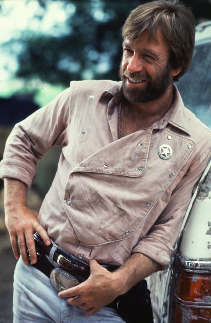 Chuck Norris v vlogi osamljenega "Volka" McQuada