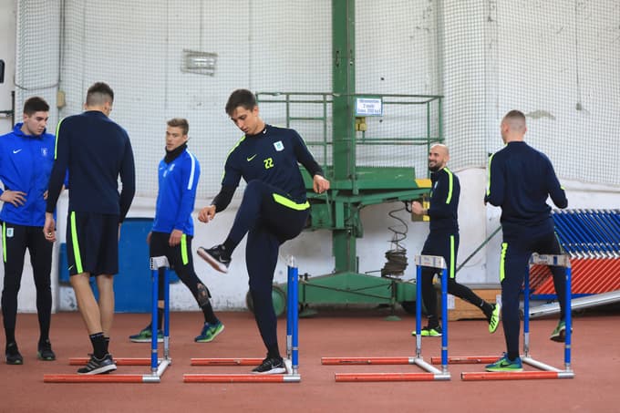 Na uvodnem treningu ni bilo Roka Kronavetra in Andresa Vombergarja.