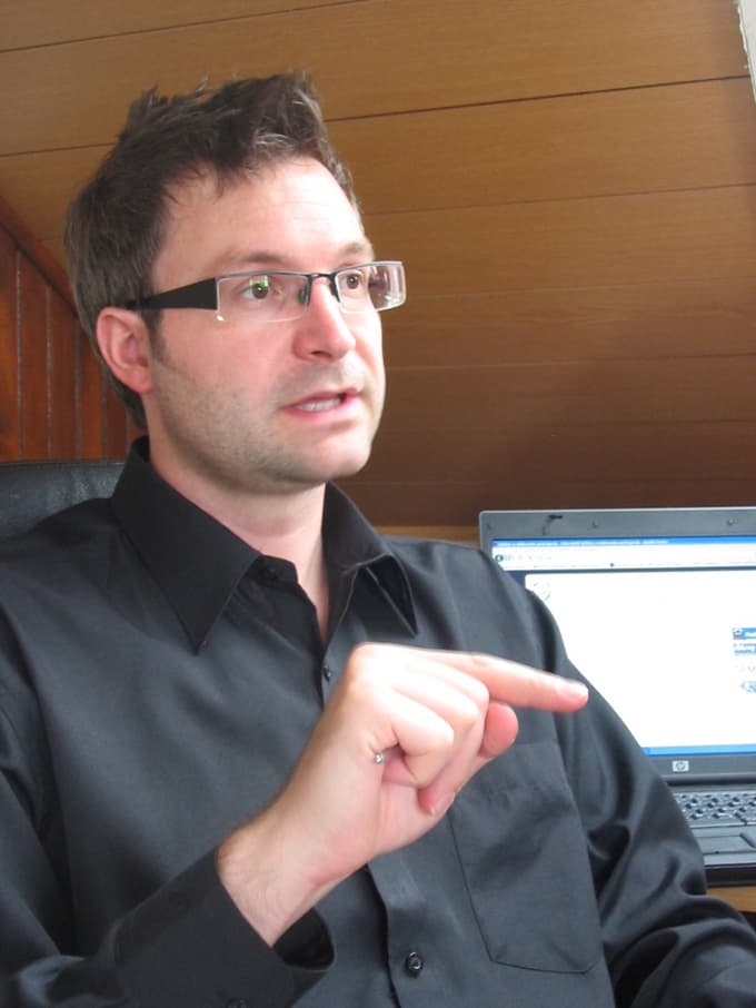 Simon Delakorda, direktor Inštituta za elektronsko participacijo, opozarja na še vedno nizko osveščenost splošne javnosti v Sloveniji o nevarnostih zlo-rabe osebnih podatkov, ki se jih polaščajo digitalne platforme. "Pogost motiv sta dezinformiranje javnosti in neetično ustvarjanje zaslužka," pravi.