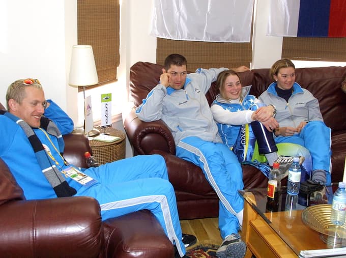Jure Košir, Mitja Kunc, Tina Maze in Lea Dabič februarja 2002 v slovenski hiši v Salt Lake Cityju na zimskih olimpijskih igrah.