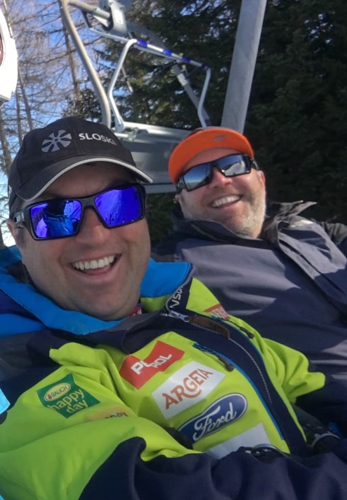 Mitja Kunc z bratom Tadejem na sedežnici na Peci.