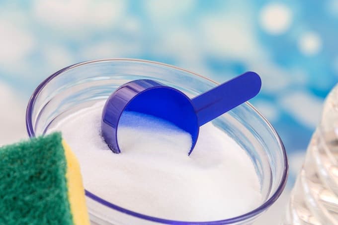 Soda bikarbona bo očistila vaše stranišče.