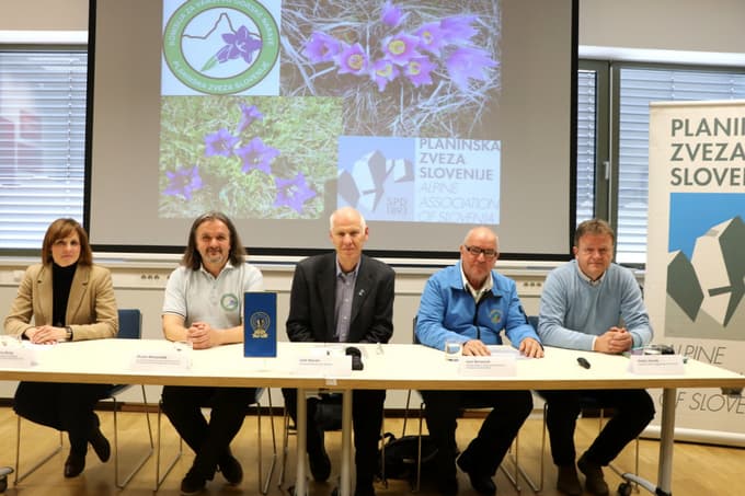 Na temo ohranjanja zavarovanih vrst rastlin je opozorila tudi Planinska zveza Slovenije.