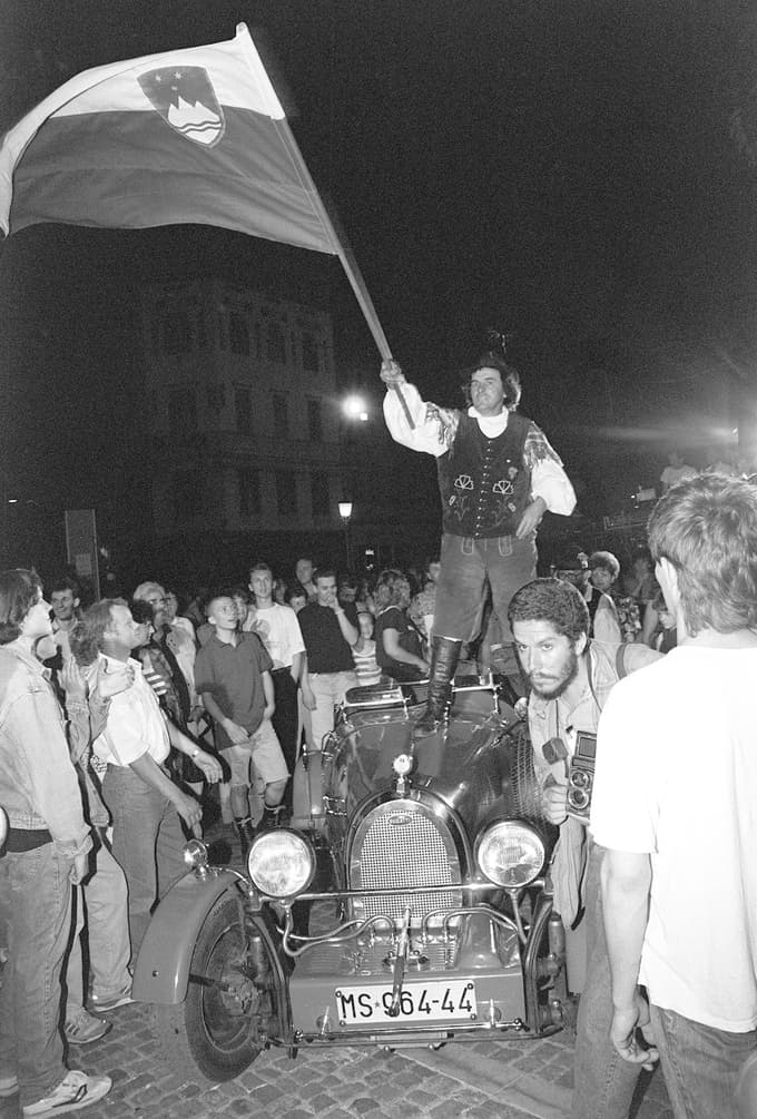 Ivan Kramberger s slovensko zastavo na svojem avtomobilu v času osamosvojitve Slovenije.