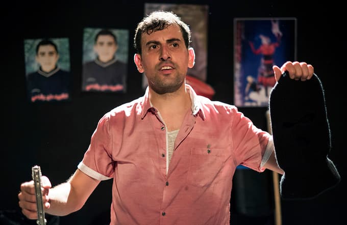 Ahmed Tobasi je odvrgel orožje in vstopil v gledališče.