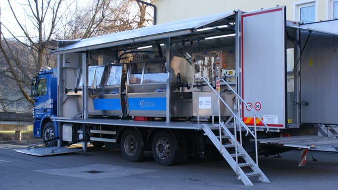 Najsodobnejša avtomatizirana in mobilna polnilnica vina je haloškim vinarjem v ponos.
 