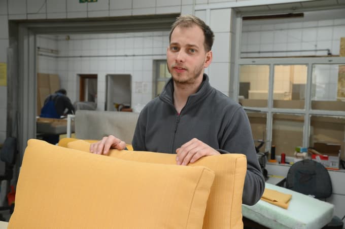 Tadej Faršang želi okrepiti prodajo lastnega pohištva, zato bo kmalu odprl vzorčno sobo, kjer bodo potencialnim kupcem na ogled sedežne garniture.