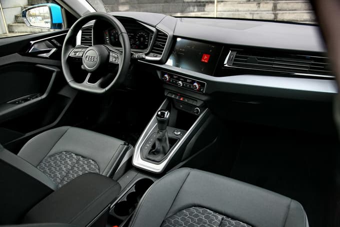 En sam osrednji zaslon in klasične komande za klimatsko napravo