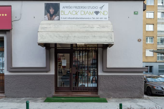 V salonu sta trenutno zaposlena dva, lastnica pa upa, da bodo lahko v prihodnje zaposlili še koga. 