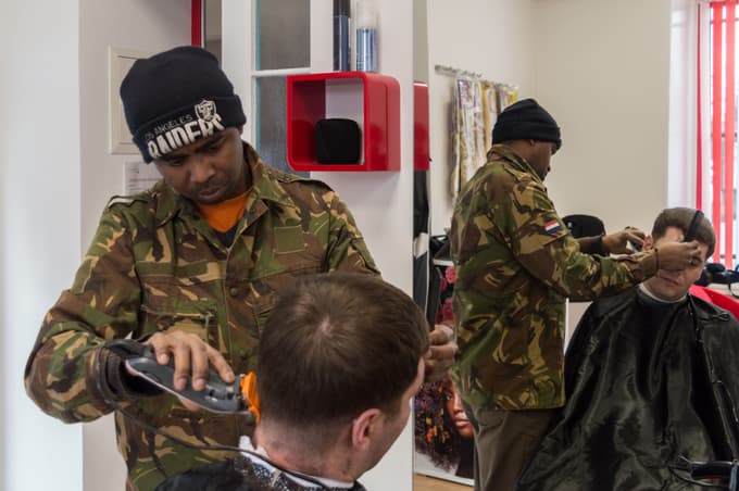 Djonas Abdillah se je s frizerstvom ukvarjal že doma, na Komorskih otokih, danes pa se v frizerstvu Black Diamond posveča predvsem moškim pričeskam. 