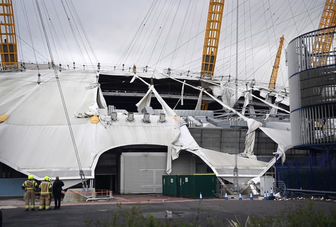 epa09769496 Firefighters look over damage to the O2 Arena roof caused by the wind at the O2 in London, Britain, 18 February 2022. The UK's Met Office has issued a red warning 'danger to life' for Storm Eunice which is causing major disruption across most parts of the UK. EPA/ANDY RAIN (foto: Andy Rain)