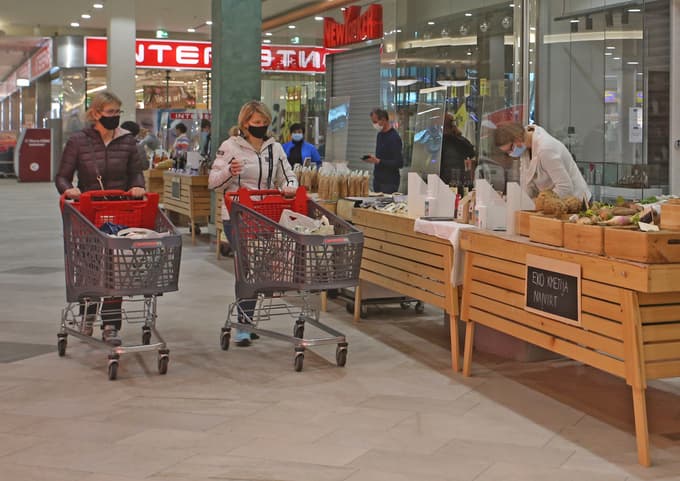 (SEZNAM) Javno življenje se skoraj popolnoma sprošča. Kje bodo še veljali posamezni ukrepi, kdo so izjeme ...
