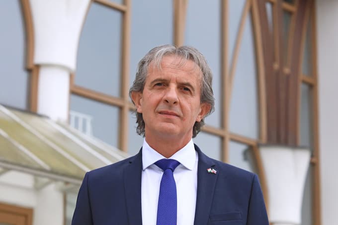 Karel Holec: "Porabje je nerazvita regija, in če se gospodarsko okrepimo, bo to pozitivno vplivalo tudi na našo kulturo in jezik. Ljudje ostanejo tam, kjer je lažje živeti." 