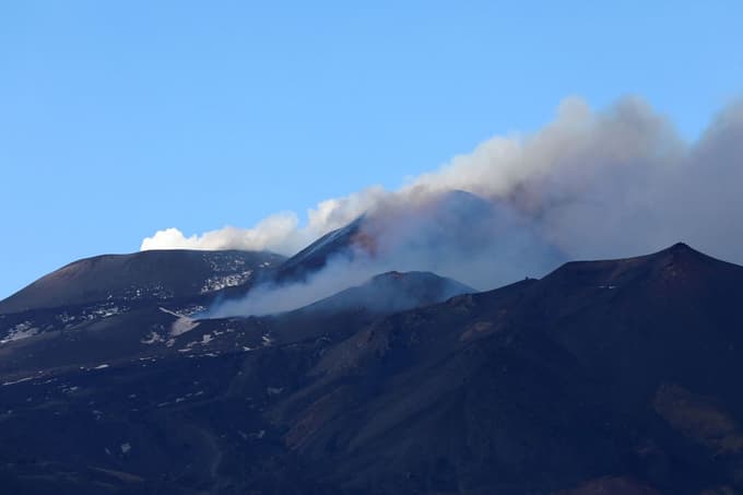 (FOTO in VIDEO) Vulkan Etna zopet bruhal lavo, dim se je dvignil 12 kilometrov visoko
