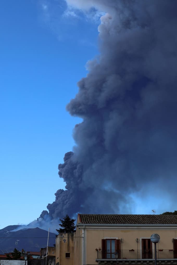 (FOTO in VIDEO) Vulkan Etna zopet bruhal lavo, dim se je dvignil 12 kilometrov visoko
