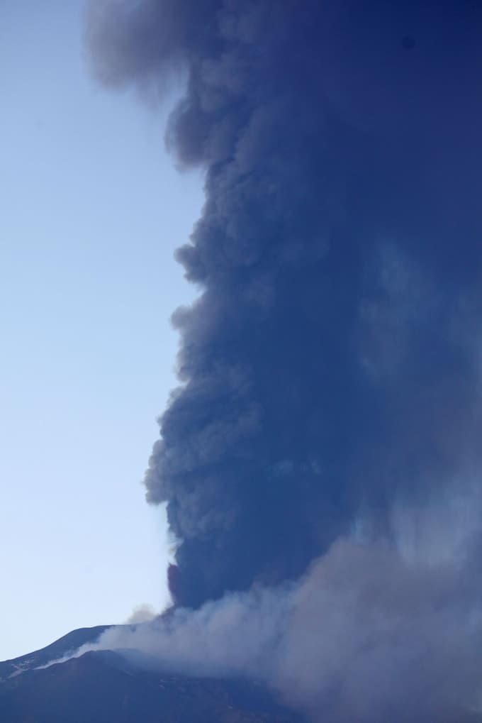 (FOTO in VIDEO) Vulkan Etna zopet bruhal lavo, dim se je dvignil 12 kilometrov visoko
