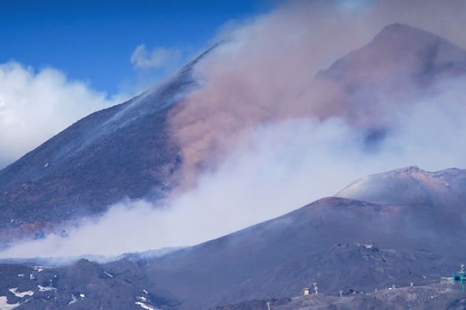 (FOTO in VIDEO) Vulkan Etna zopet bruhal lavo, dim se je dvignil 12 kilometrov visoko
