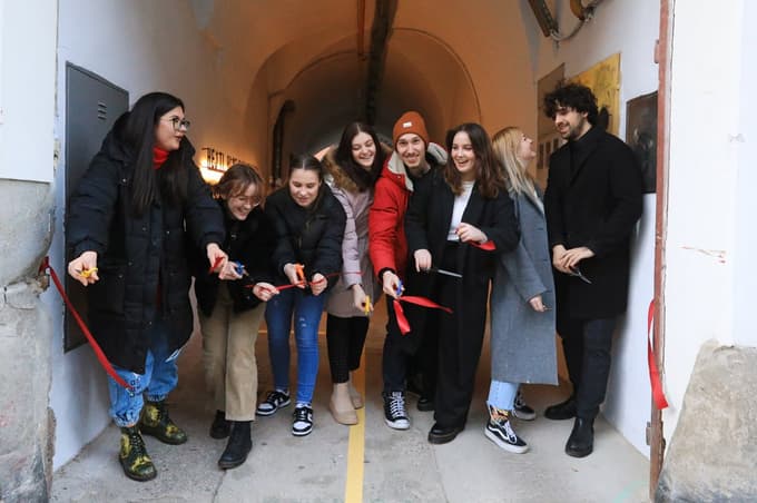 Študentje Ferija so se veselili, da so po več mesecih dela prostor vendarle odprli.