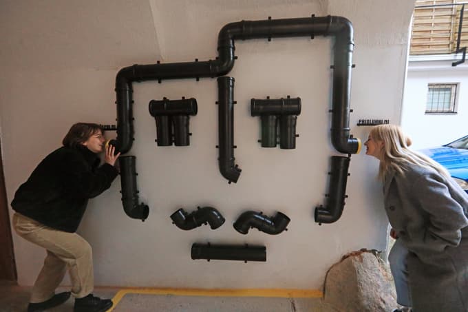 Cev kot medij komuniciranja je ena od zanimivosti, ki vabijo v podhod.