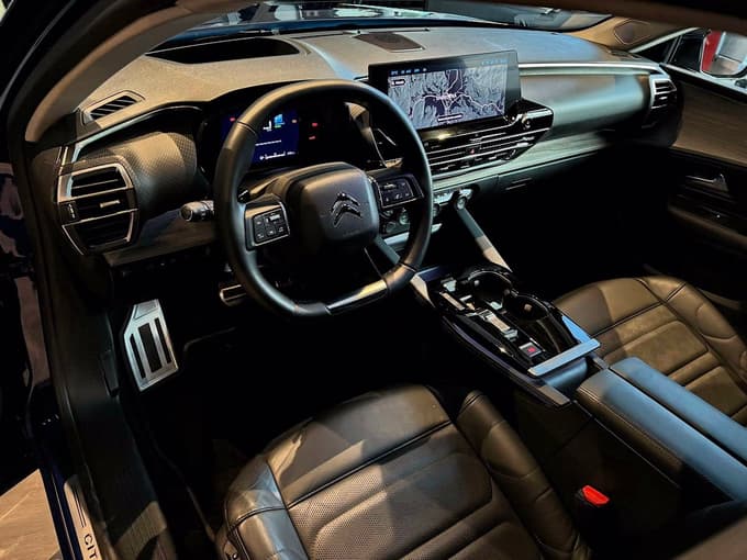 Infozabavni sistem je tudi v slovenskem jeziku, merilniki so seveda digitalni, prostora pa je opazno več kot pri C4.