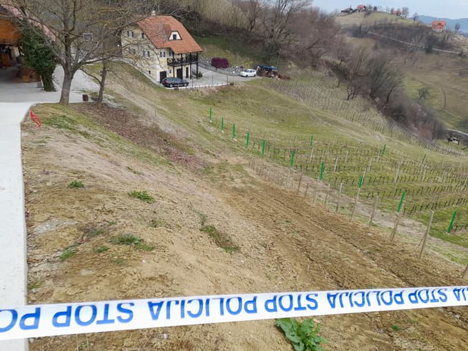 Na dvorišču stanovanjske hiše Branka Krkleca se je zločin zgodil 24. februarja 2022.