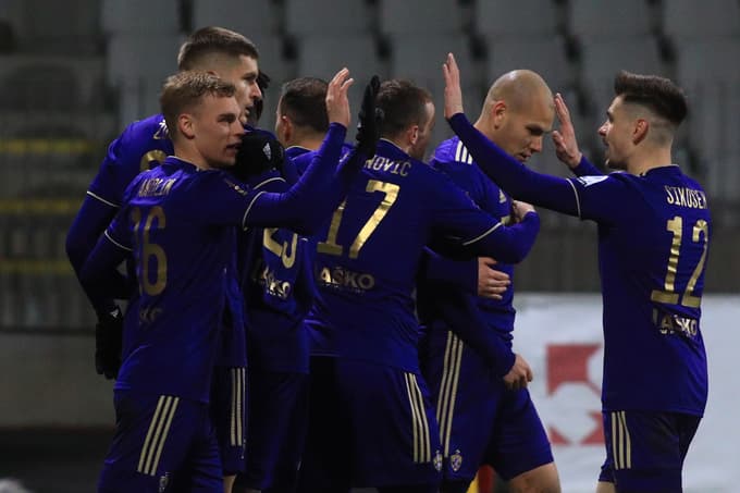 Vijol'čni bojevnik se je navijačem za podporo oddolžil z dvema goloma proti Taboru
