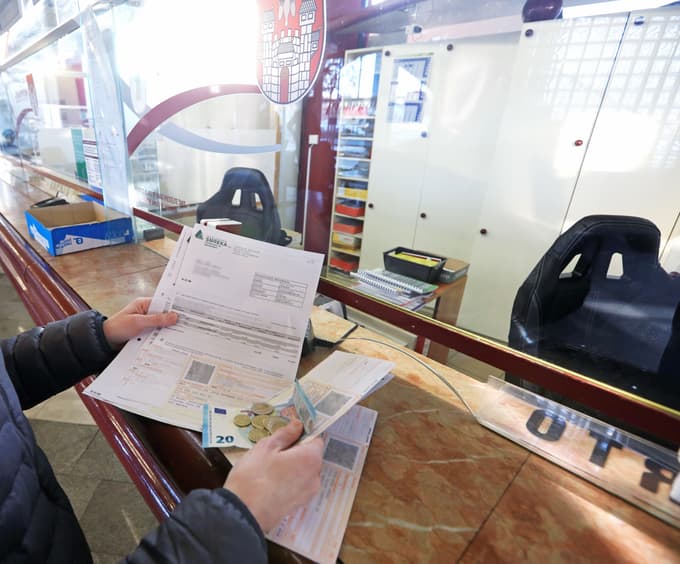 Mestna blagajna na glavni avtobusni postaji je od prepovedi javnega potniškega prometa naprej zaprta, tako da plačevanje nekaterih položnic brez provizije ni možno.