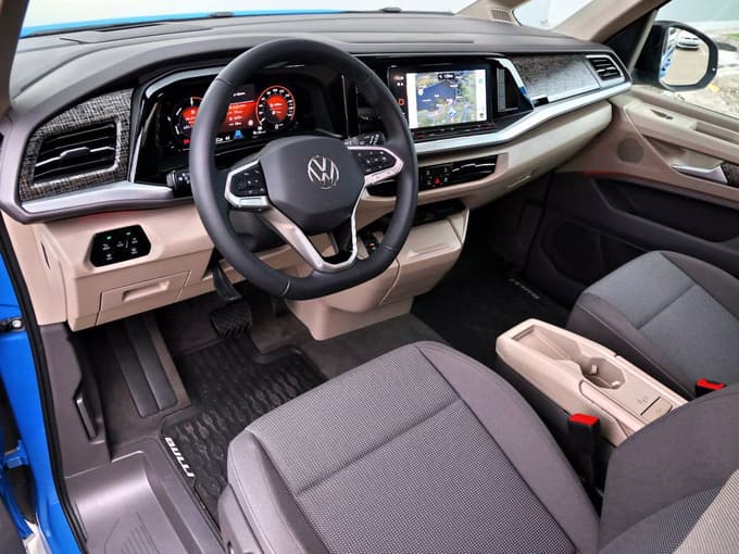 Vse bližji osebnim avtomobilom: videz, volanski obroč, tehnika, oprema, a tudi veliko odlagalnih mest