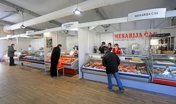 (FOTO in VIDEO) Občina izpolnila obljubo, ponudniki na tržnici zadovoljni: "V Mariboru imamo stranke in brez njih ne moremo delati"
