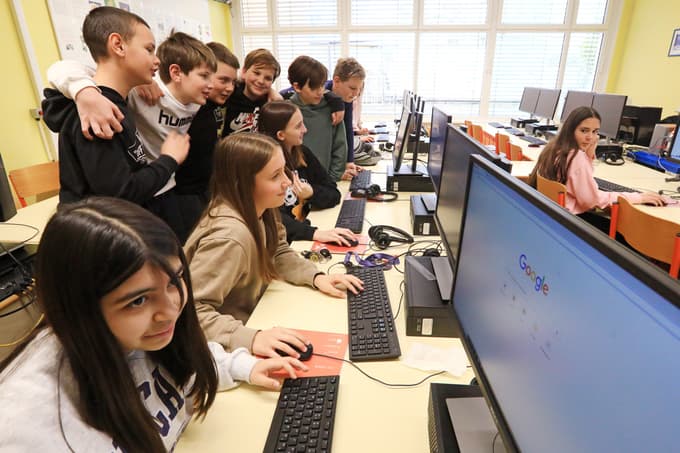 Maribor - OŠ Bratov Polančičev - Šolstvo - Osnovna šola - Ilustracije - Zdravje - Epidemije - Pandemije - Epidemija - Pandemija - Korona virus - Koronavirus - Covid 19 - prvi dan brez zaščitnih mask v šolah - Ilustracija - Tematika - učenci - šolarji - pouk - predmet računalništvo - računalništva - Računalništvo - Šola -