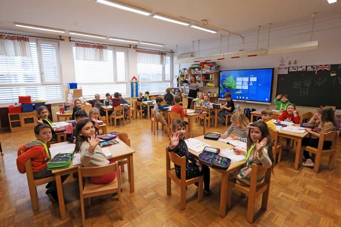 (FOTO) V šoli spet brez mask. Veseli tako učenci kot učitelji, ravnatelj bi ta dogodek zapisal v šolsko kroniko
