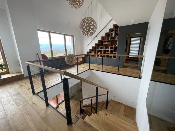 Zaradi izredno izolativnega ovoja stavbe se pri takšni gradnji zlahka doseže pasivni standard.