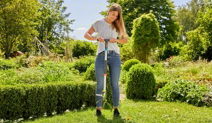 GARDENA Izrezovalnik plevela odstrani plevel skupaj z korenino, udobno brez pripogibanja.