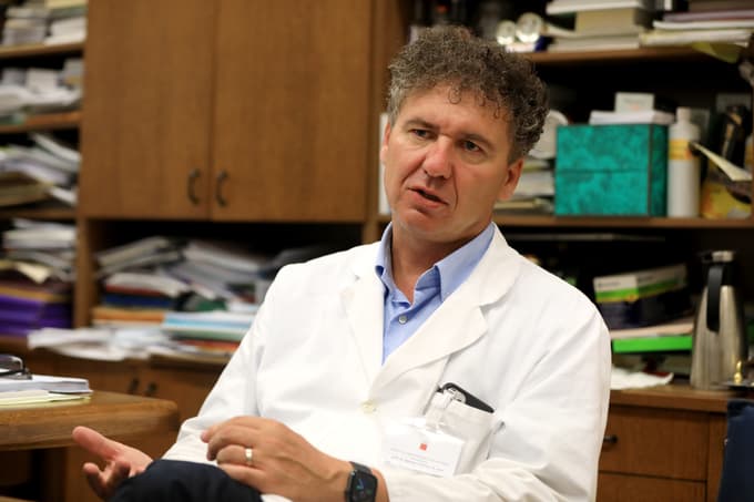 Dr. Miroslav Petrovec: "Primerov vse več kljub letnemu času, a se k sreči ne prevajajo v število na novo zasedenih bolniških postelj."