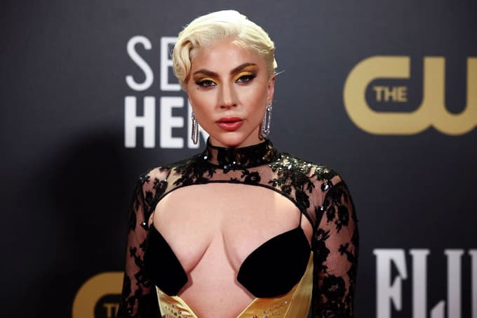 (FOTO) Ob dekolteju Lady Gaga je nekaterim bilo kar malce nerodno
