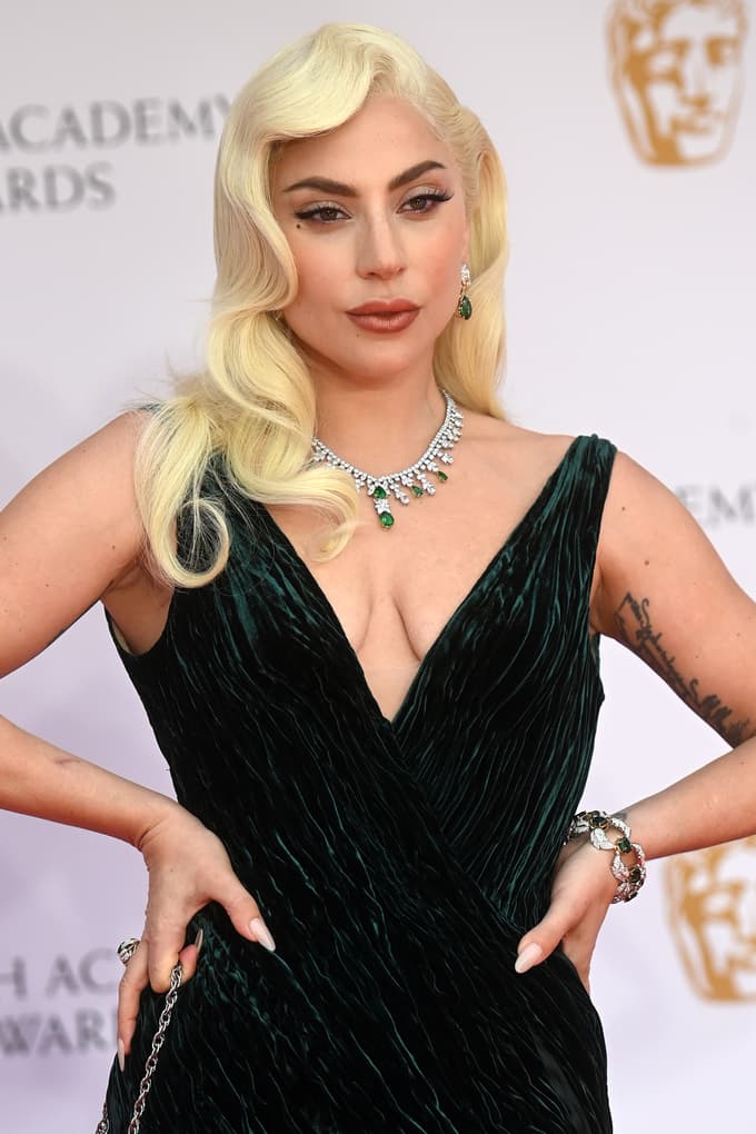 (FOTO) Ob dekolteju Lady Gaga je nekaterim bilo kar malce nerodno