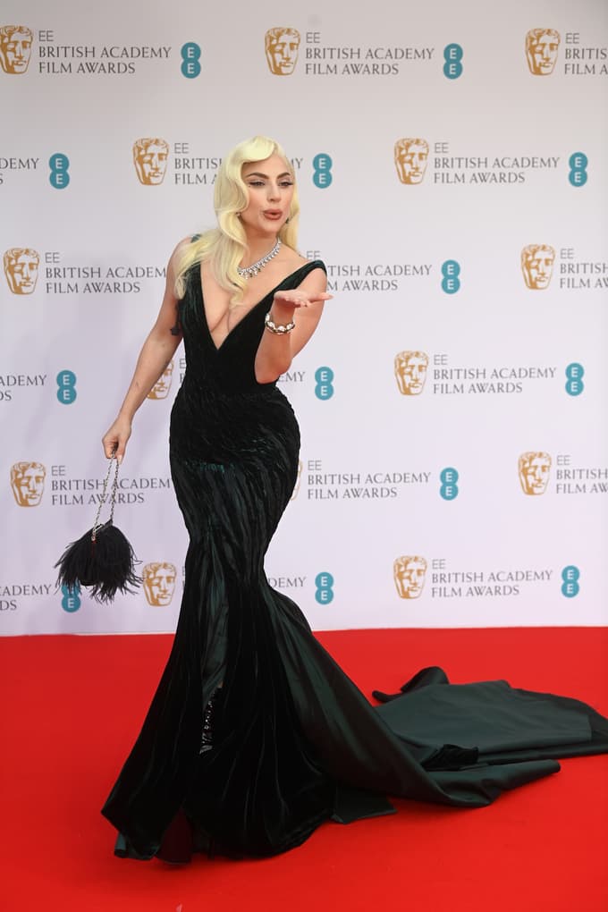 (FOTO) Ob dekolteju Lady Gaga je nekaterim bilo kar malce nerodno