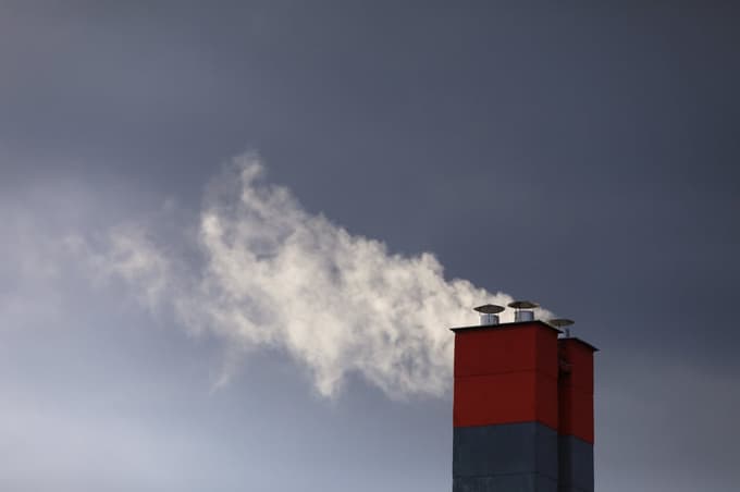 Sežigalnice bodo v prihodnosti pričele generirati potrebo po odpadkih, namesto da bi prešli na obnovljive vire energije, z njimi tudi le zamenjamo eno fosilno gorivo z drugim, so opozarjali sogovorniki na javnem pogovoru o (ne)smiselnosti gradnje sežigalnic.