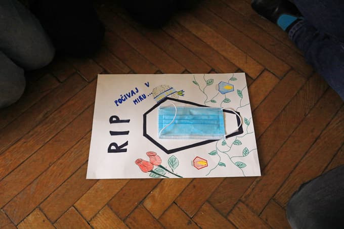 Maske v šolah so pokopali že v začetku marca.