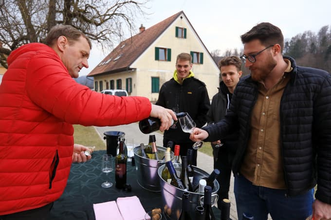 (FOTO) Praznik pomladi: Tudi rekreativni pivci vina vrtijo kozarce, sprašujejo po letniku in sladkorni stopnji
