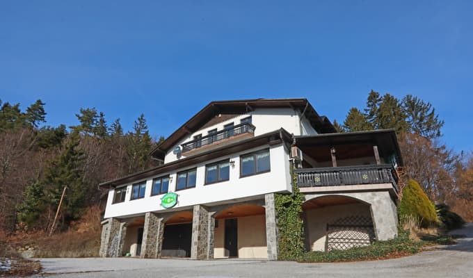 Gostišče Veronika je v slabem stanju, že dlje časa je zapuščeno in brez elektrike, ponekod zamaka.