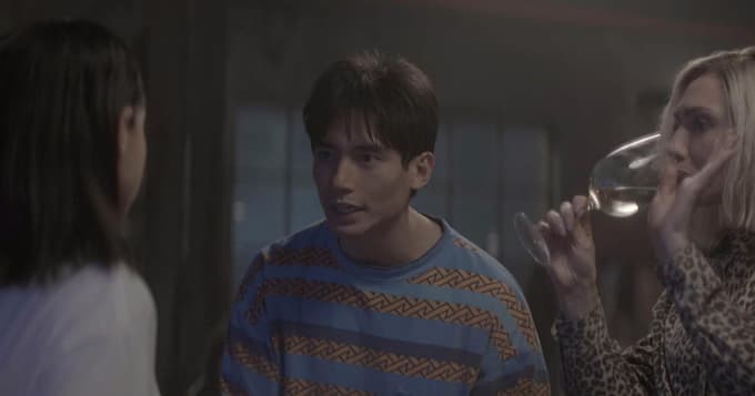 (VIDEO) Bizaren spolni prizor v novi Netflixovi seriji ogorčil gledalce: Moje oči potrebujejo blagoslovljeno vodo!
