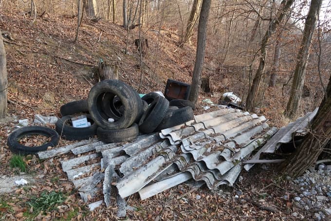 V preteklosti so bila velika težava tudi divja odlagališča. Teh je po besedah inšpektorice v zadnjih letih manj.