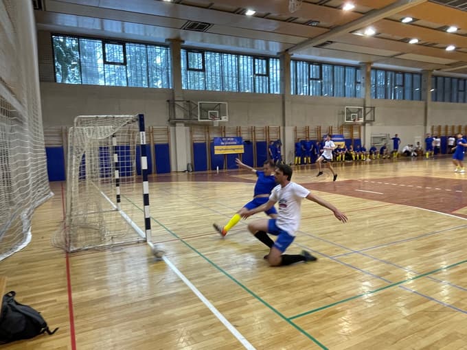 Borbenost in požrtvovalnost na turnirju za mir v Ukrajini nista mankala, tako sta ste borili ekipi diplomatov in EU v Sloveniji.