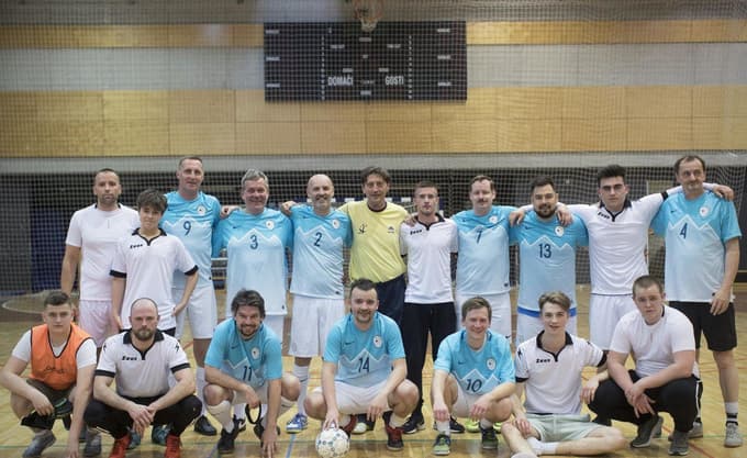 Finalisti dobrodelnega turnirja: reprezentanca novinarjev ter profesorji in dijaki srednje šole gostiteljice.