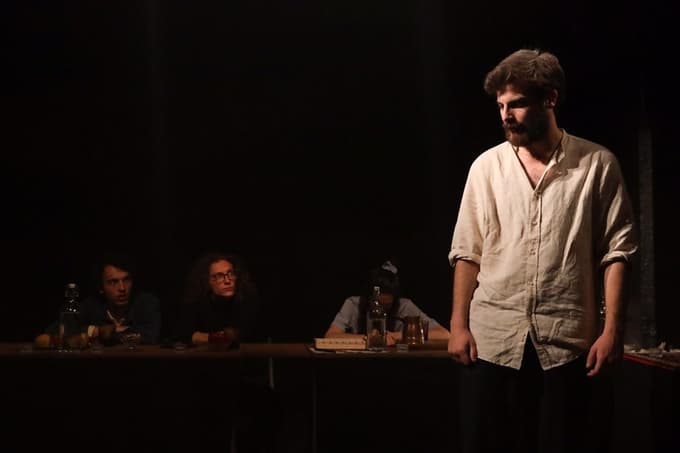 V tekmovalnem programu je tudi predstava Under construction kolektiva Počemučka v produkciji Gledališča Glej, ki preizprašuje gradnjo skupnosti.