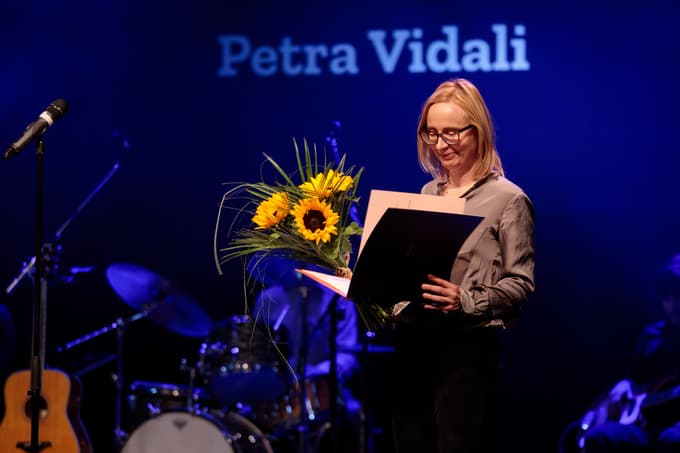 Petra Vidali s priznanjem Vladimirja Kralja