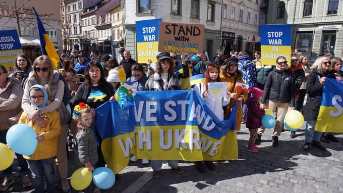 Tudi v Ljubljani so včeraj pripravili shod za mir v Ukrajini. Na Prešernovem trgu so ljudje s transparenti izrazili solidarnost z Ukrajino in pozivali h koncu ruske agresije.
